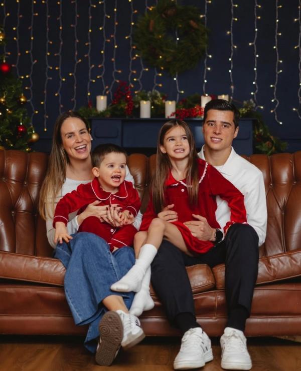 Feliz Natal！申花外援特謝拉一家四口圣誕合影